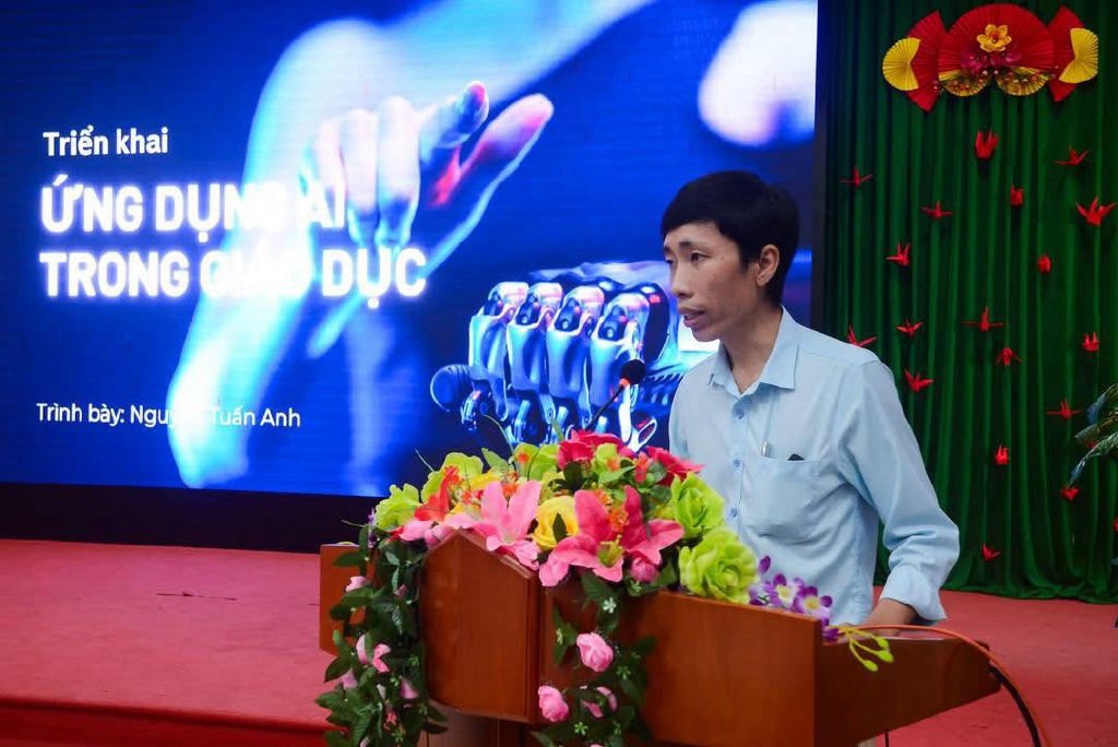 Diễn giả trình bày chuyên đề ứng dụng AI trong quản lý & đào tạo