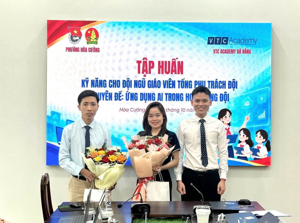 Ban tổ chức tặng hoa ghi nhận đóng góp chuyên môn của chuyên gia